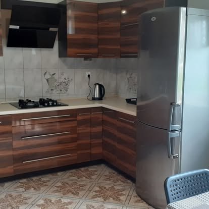 Kuchnia ogólnodostępna w Kątach 14 z kuchenką gazową, lodówką i czajnikiem